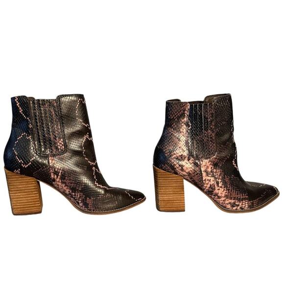 Steve Madden 8.5 Acton Chelsea Ankle Boot Snakeskin Pointed Toe Chunky Wood Heel - Picture 3 of 10